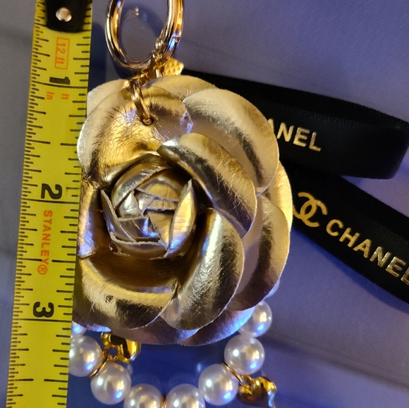 CHANEL 2025 Pearl Heart Charm Keychain Gold Camellia Logo Ribbon NWT AUTHENTIC - Picture 10 of 13